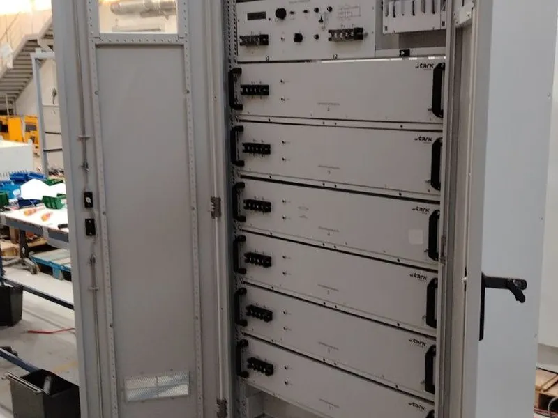 Шкаф с открытой дверью